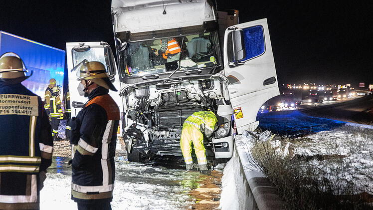 Unfall auf der A9 bei Bayreuth: Lkw prallt gegen Betonwand