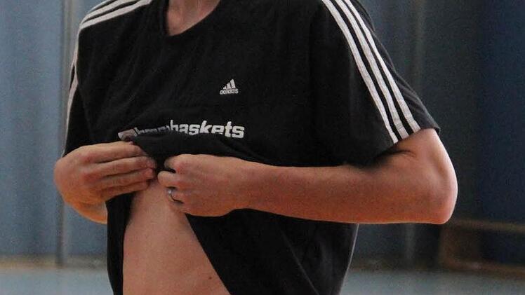 Casey Jacobsen kommt der Bitte eines Sch&uuml;lers nach, seinen "Six-Pack" zu zeigen: "Ich habe keinen", beteuert er.