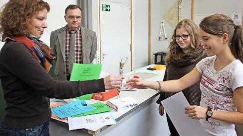 Renate Hatzinger (links) zeichnete Alina Baierlieb (rechts) und Vanessa Dietz aus