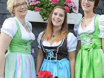 Daniela Heinlein, Lea Ettlich und Alexandra Heinlein (von links) bewerben sich um den Thron der Weinkönigin in Pressig.