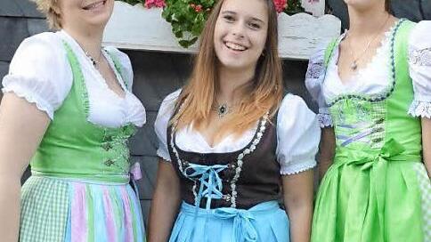 Daniela Heinlein, Lea Ettlich und Alexandra Heinlein (von links) bewerben sich um den Thron der Weinkönigin in Pressig.