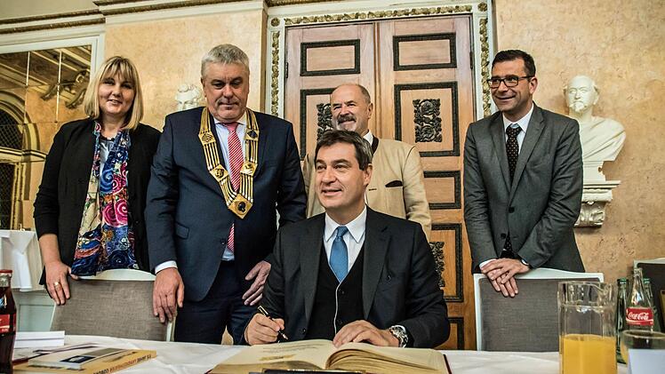 Finanzminister Söder trägt sich ins Goldene Buch der Stadt Coburg ein.Foto: Jochen Berger