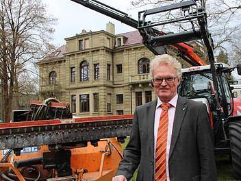 Leiter Leonhard Rosentritt stellt zum Tag des Wassers die in der Villa Hailmann beheimatete Behörde mitsamt Spezial-Fuhrpark vor.  Foto: Benedikt Borst