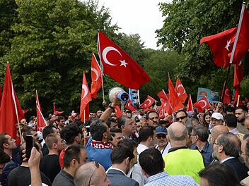 Demonstrationen mit türkischen Fahnen wie in Nürnberg oder Berlin (Bild) gibt es in Kulmbach nicht. Aber auch hier sind die Menschen mit türkischen Wurzeln besorgt, wie die Entwicklung in der Türkei weitergeht.  Foto: Paul Zinken/dpa