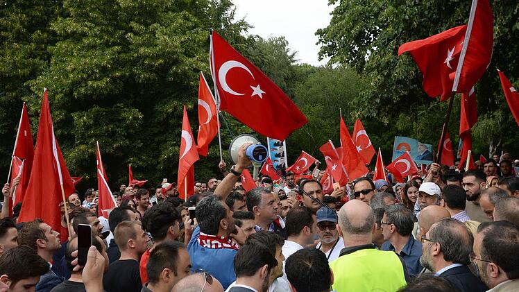 Demonstrationen mit türkischen Fahnen wie in Nürnberg oder Berlin (Bild) gibt es in Kulmbach nicht. Aber auch hier sind die Menschen mit türkischen Wurzeln besorgt, wie die Entwicklung in der Türkei weitergeht.  Foto: Paul Zinken/dpa