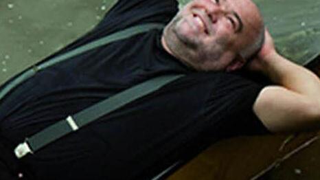 Der Theologe, Liedermacher und Kabarettist Wolfgang Buck mag's gemütlich: "Su kammers aushaldn" heißt sein neues Programm.  Foto: PR