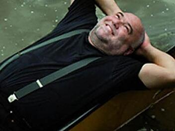 Der Theologe, Liedermacher und Kabarettist Wolfgang Buck mag's gem&uuml;tlich: "Su kammers aushaldn" hei&szlig;t sein neues Programm.  Foto: PR