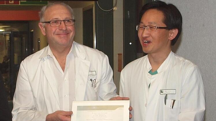 Der Chefarzt der kardiologischen Abteilung des Lichtenfelser Klinikums, Dr. Erich Dünninger, (links) und sein Stellvertreter Doktor Jiangtao Yu bei einer Urkundenverleihung 2014. Archivfoto: Alfred Thieret
