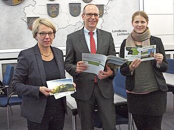 Im Tourismusvereins Obermain-Jura wurde Landrat Christian Meißner einstimmig für weitere drei Jahre als Vorsitzender wiedergewählt und Anna Wittig (rechts) zur Kassenprüferin bestimmt. Die Geschäftsführerin Andrea Musiol (links) gratulierte zur Wahl. Foto: Alfred Thieret