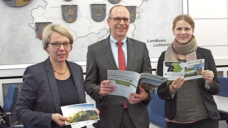 Im Tourismusvereins Obermain-Jura wurde Landrat Christian Meißner einstimmig für weitere drei Jahre als Vorsitzender wiedergewählt und Anna Wittig (rechts) zur Kassenprüferin bestimmt. Die Geschäftsführerin Andrea Musiol (links) gratulierte zur Wahl. Foto: Alfred Thieret