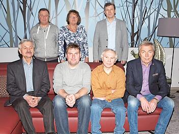 KW-Jubilare: Der stellvertretende Betriebsratsvorsitzende Roland Jäckisch, die Betriebsratsvorsitzende Andrea Hacker und der Geschäftsführer Uwe Weibelzahl (stehend von links) bedankten sich bei den Betriebsjubilaren Georg Herrmann, Stefan Weis, Wilfried Dinkel und Oswald Tempel (sitzend von links) für ihre langjährige Treue zum Unternehmen. Foto: Alfred Thieret