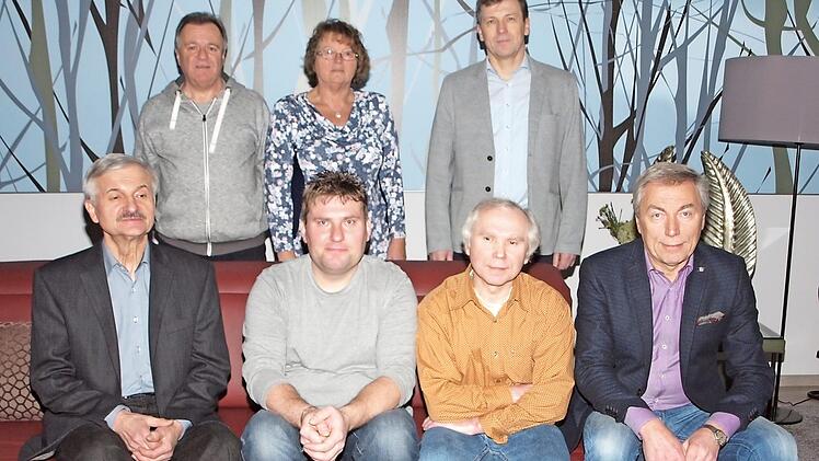 KW-Jubilare: Der stellvertretende Betriebsratsvorsitzende Roland Jäckisch, die Betriebsratsvorsitzende Andrea Hacker und der Geschäftsführer Uwe Weibelzahl (stehend von links) bedankten sich bei den Betriebsjubilaren Georg Herrmann, Stefan Weis, Wilfried Dinkel und Oswald Tempel (sitzend von links) für ihre langjährige Treue zum Unternehmen. Foto: Alfred Thieret