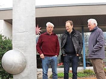 Eberhard Ranger, Cathal McCarthy und Architekt Hermann Haindl (v. l.) bewundern in dessen Garten eine Skulptur Lindenmanns.