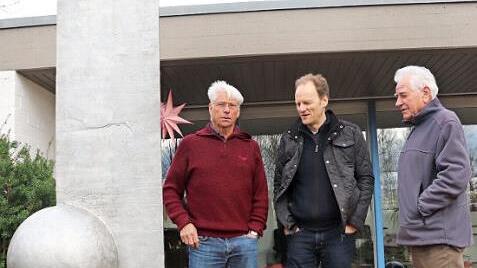 Eberhard Ranger, Cathal McCarthy und Architekt Hermann Haindl (v. l.) bewundern in dessen Garten eine Skulptur Lindenmanns.