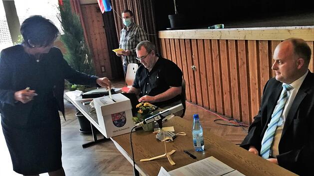 Silvia Metz (CSU), zu diesem Zeitpunkt noch Gemeinderätin, bei ihrer Stimmabgabe zur Wahl des zweiten Bürgermeisters; im Bild: Bürgermeister Daniel Wehner (CSU, rechts) und Kämmerer Heiko Schuhmann. Foto: Sigismund von Dobschütz