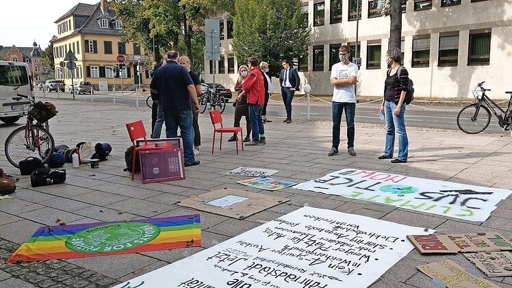 Vor der Sitzung mussten die Stadtratsmitglieder an den Forderungen von Fridays for Future vorbei. FFF fordern aus Gründen des Klimaschutzes weniger motorisierten Verkehr, vor allem weniger Autos mit Verbrennungsmotor. Foto: Simone Bastian
