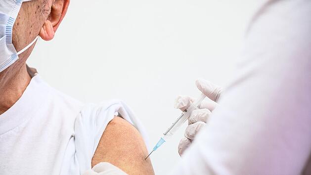 An diesem Wochenende (16. / 17. Januar) sollen im Landkreis Bad Kissingen weitere 180 Senioren erstmals geimpft werden. 100 Personen erhalten die Zweitimpfung.  Foto: Symbolbild / Andreas Arnold / dpa