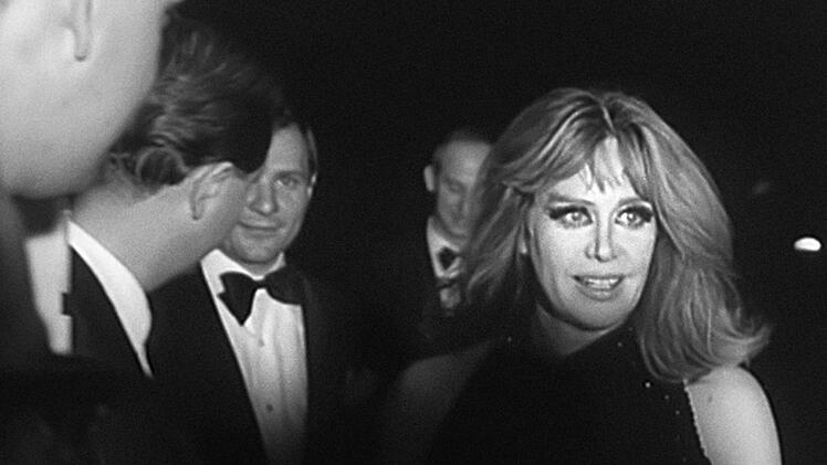 Hildegard Knef nach einem Konzertauftritt in der Berliner Philharmonie 1968. Ihre B&uuml;hnenauftritte (ab 1963) liebte sie &uuml;ber alles.