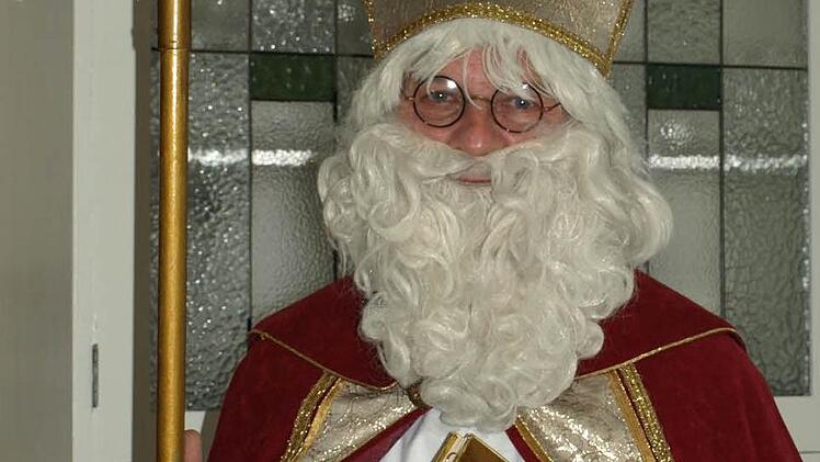 Das Nikolaus-Gewand hat Walter F. Bauers Ehefrau Clementine  genäht.