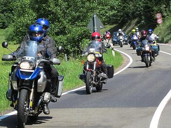 Mehrmals im Jahr machen sich Motorradfahrer aus den Dekanaten Thurnau, Kulmbach und Coburg gemeinsam auf den Weg, um die Landschaft und sich selbst zu erkunden. Fotos: Katharina Müller-Sanke