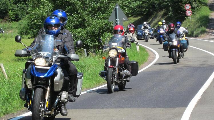 Mehrmals im Jahr machen sich Motorradfahrer aus den Dekanaten Thurnau, Kulmbach und Coburg gemeinsam auf den Weg, um die Landschaft und sich selbst zu erkunden. Fotos: Katharina Müller-Sanke