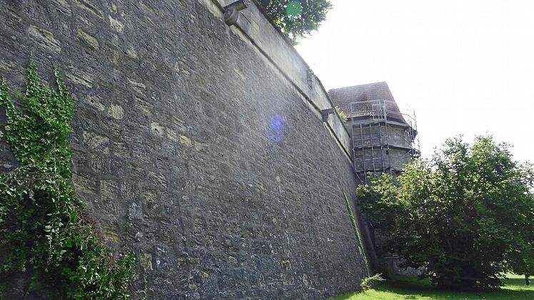 Heute präsentiert sich die Veste an gleicher Stelle geradezu idyllisch - trotz des kleines Gerüsts.Foto: Jochen Berger