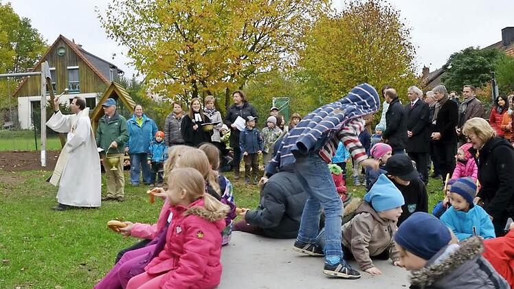 Die Kinder nahmen die neuen Spielgeräte gleich begeistert in Beschlag. Foto: Andrea Spörlein