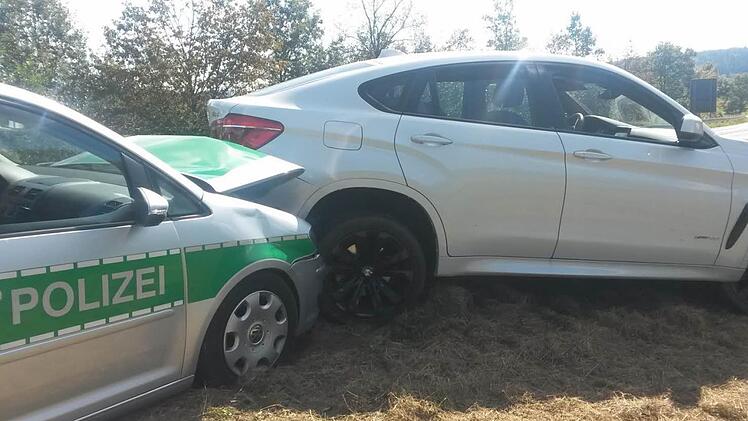 Ein Autodieb missachtete mit seinem Auto sämtliche Anhaltesignale der Polizei und rammte dabei sogar ein Einsatzfahrzeug. Jürgen Schmitt/Archiv