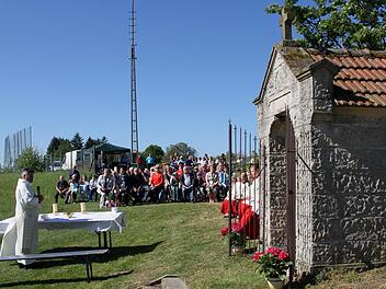Diakon Joachim Stapf (links) beim Festgottesdienst vor dem Käppelle Foto: Günther Geiling