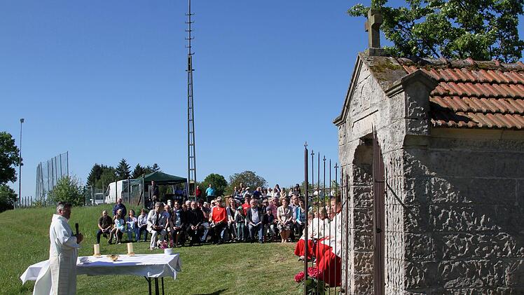 Diakon Joachim Stapf (links) beim Festgottesdienst vor dem Käppelle Foto: Günther Geiling
