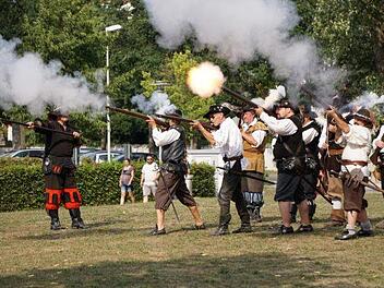 Das Höchstadter Kulturfeuerwerk lockte die Besucher am Wochenende mit außergewöhnlichen Attraktionen. Die Höchstadter Musketiere (im Bild) demonstrierten ihr Können im Engelgarten. Fotos: Tina Meier