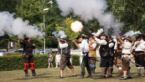 Das Höchstadter Kulturfeuerwerk lockte die Besucher am Wochenende mit außergewöhnlichen Attraktionen. Die Höchstadter Musketiere (im Bild) demonstrierten ihr Können im Engelgarten. Fotos: Tina Meier