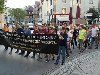 Matthias Hahn (links, orangefarbenes T-shirt) bei dem von ihm initiierten Schweigemarsch. Foto: Archiv/Peter Müller