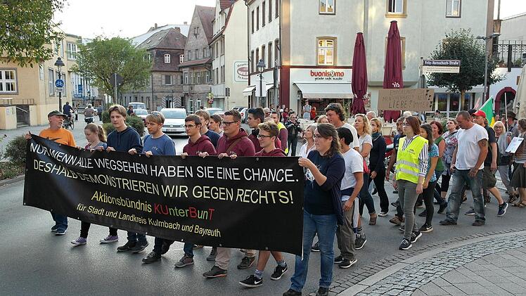 Matthias Hahn (links, orangefarbenes T-shirt) bei dem von ihm initiierten Schweigemarsch. Foto: Archiv/Peter Müller
