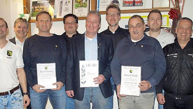 Der neue Erste Vorsitzende Michael Burger (links) konnte zusammen mit den Vorstandsmitgliedern treue Mitglieder auszeichnen. Von links B&uuml;rgermeister und Spartenleiter Turnen Gerhard Wunder, Uwe Kuhnlein (40 Jahre), Spartenleiter Fu&szlig;ball Jochen H&ouml;hn, Klaus Kochdumper (50), Kassier Manfred H&uuml;mmer, Friedrich Geiger (25), Zweiter Vorsitzender Fabian Simon und Schriftf&uuml;hrer Rainer Deuerling. Fotos: Susanne Deuerling