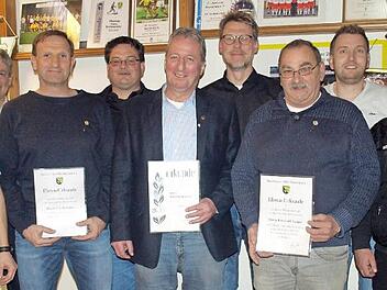 Der neue Erste Vorsitzende Michael Burger (links) konnte zusammen mit den Vorstandsmitgliedern treue Mitglieder auszeichnen. Von links Bürgermeister und Spartenleiter Turnen Gerhard Wunder, Uwe Kuhnlein (40 Jahre), Spartenleiter Fußball Jochen Höhn, Klaus Kochdumper (50), Kassier Manfred Hümmer, Friedrich Geiger (25), Zweiter Vorsitzender Fabian Simon und Schriftführer Rainer Deuerling. Fotos: Susanne Deuerling