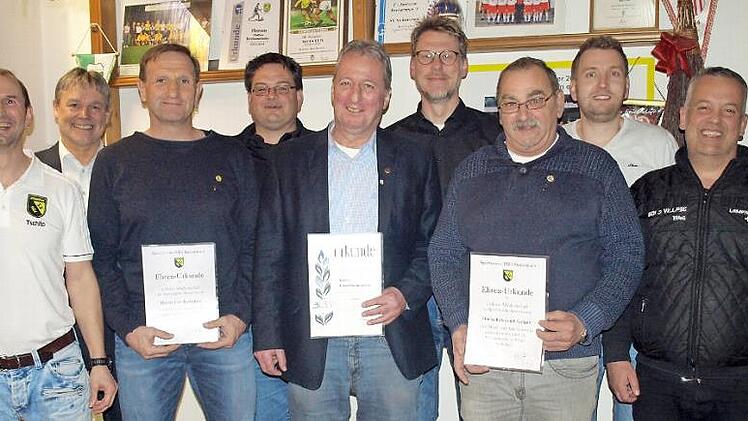Der neue Erste Vorsitzende Michael Burger (links) konnte zusammen mit den Vorstandsmitgliedern treue Mitglieder auszeichnen. Von links Bürgermeister und Spartenleiter Turnen Gerhard Wunder, Uwe Kuhnlein (40 Jahre), Spartenleiter Fußball Jochen Höhn, Klaus Kochdumper (50), Kassier Manfred Hümmer, Friedrich Geiger (25), Zweiter Vorsitzender Fabian Simon und Schriftführer Rainer Deuerling. Fotos: Susanne Deuerling