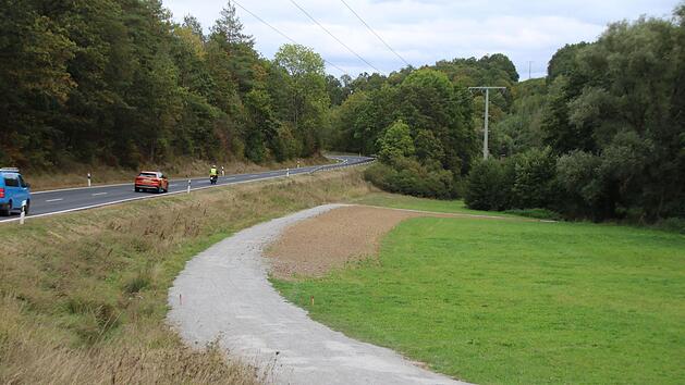 Nur ein kurzes St&uuml;ck f&uuml;hrt dieser neue Radweg an der Staatsstra&szlig;e entlang, dann geht wes wieder durch den Wald. Die Stadt M&uuml;nnerstadt will vorhandene Wege nutzen und zu geschotterten Radwegen ausbauen. Foto: Thomas Malz