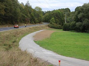 Nur ein kurzes Stück führt dieser neue Radweg an der Staatsstraße entlang, dann geht wes wieder durch den Wald. Die Stadt Münnerstadt will vorhandene Wege nutzen und zu geschotterten Radwegen ausbauen. Foto: Thomas Malz