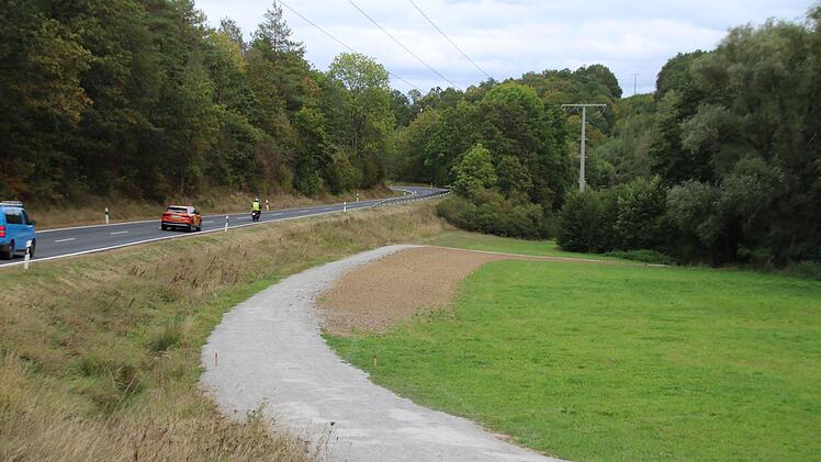Nur ein kurzes Stück führt dieser neue Radweg an der Staatsstraße entlang, dann geht wes wieder durch den Wald. Die Stadt Münnerstadt will vorhandene Wege nutzen und zu geschotterten Radwegen ausbauen. Foto: Thomas Malz