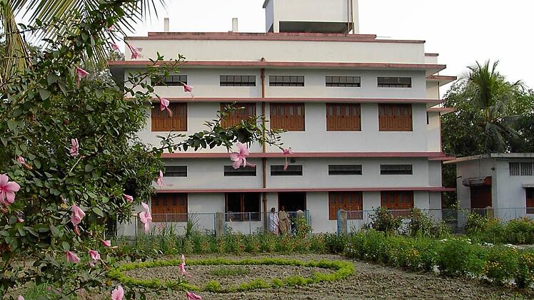 Dieses Krankenhaus hat "Hilfe für Kinder der Dritten Welt" in Palsonda bei Kalkutta (Indien) gebaut.