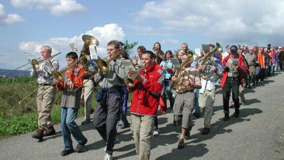Mehr als 20 Musikanten begleiten unter der Leitung von Otmar Lutz (vorne, links) die Oerlenbacher Wallfahrt nach Retzbach. Fotos: Stefan Geiger