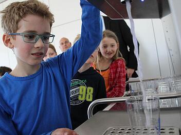 Vincent ist Schüler an der Montessori-Grundschule und zapft sein Wasser künftig am Automaten der Herzo-Werke.Foto: Christian Bauriedel