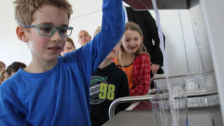Vincent ist Schüler an der Montessori-Grundschule und zapft sein Wasser künftig am Automaten der Herzo-Werke.Foto: Christian Bauriedel