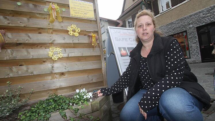 Sabine Angerprobst vor "ihrem" Beet. Die Hälfte der Anpflanzungen wurden herausgerissen. Foto: Michael Busch