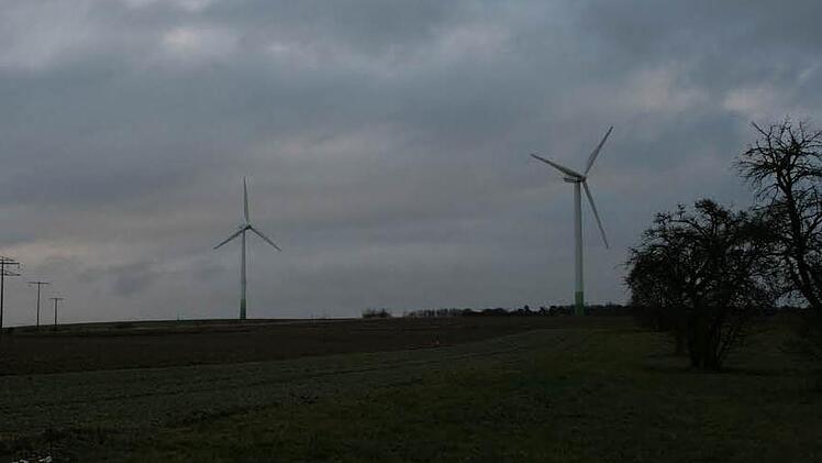 Bekommen die zwei Windräder auf dem Bretzenstein bald Nachbarn? Eine Gesellschaft jedenfalls plant, bei Welsberg einen Windpark zu errichten. Foto: Simone Bastian