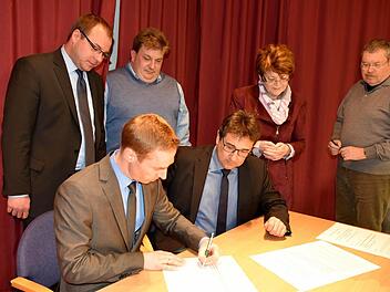 Am Donnerstagabend kamen Politiker aus Franken und Thüringen in die Lernwerkstatt Frieden, um die Petition der Gemeinde Meeder "Frieden in Europa" mit ihrer Unterschrift zu unterstützten; sitzend: Bernd Höfer und der Bürgermeister der Gemeinde Untersiemau, Rolf Rosenbauer; stehend: der Bürgermeister der Gemeinde Lautertal, Sebastian Straubel, der Bürgermeister der Stadt Eisfeld, Sven Gregor, Elke Protzmann aus Neustadt und Bürgermeister-Beigeordneter aus Hildburghausen, Burkhard Knittel. Foto...