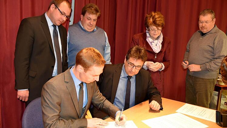Am Donnerstagabend kamen Politiker aus Franken und Thüringen in die Lernwerkstatt Frieden, um die Petition der Gemeinde Meeder "Frieden in Europa" mit ihrer Unterschrift zu unterstützten; sitzend: Bernd Höfer und der Bürgermeister der Gemeinde Untersiemau, Rolf Rosenbauer; stehend: der Bürgermeister der Gemeinde Lautertal, Sebastian Straubel, der Bürgermeister der Stadt Eisfeld, Sven Gregor, Elke Protzmann aus Neustadt und Bürgermeister-Beigeordneter aus Hildburghausen, Burkhard Knittel. Foto...