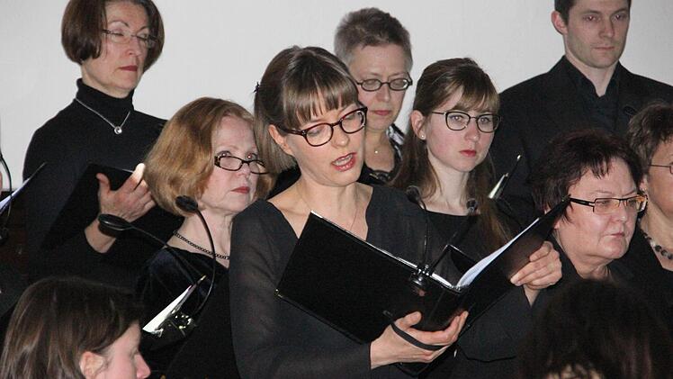 Stefanie Menzel (Mitte) faszinierte bei ihrer Soloeinlage "Vom Himmel hoch" mit ausdrucksvoller Stimme.  Foto: Mariell Dörrschmidt