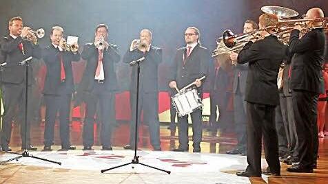Das Ensemble "Blech g'habt" spielt vor Spielbeginn die Nationalhymne - vor einer Lärmkulisse mit 86 Dezibel.